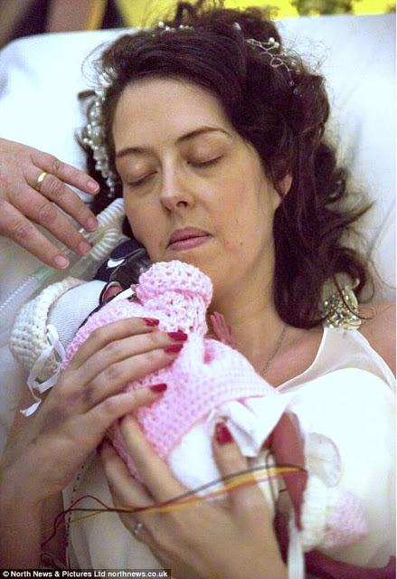 Καρκινοπαθής μητέρα άντεξε μέχρι να γεννήσει το μωρό της και λίγες μέρες μετά πέθανε στην αγκαλιά του άντρα της - Φωτογραφία 3