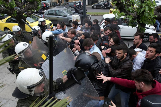 Επεισόδια στο κέντρο της Αθήνας κατά τη διάρκεια του αντιπολεμικού συλλαλητηρίου - Φωτογραφία 2
