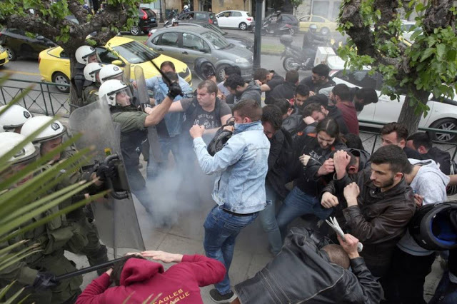 Επεισόδια στο κέντρο της Αθήνας κατά τη διάρκεια του αντιπολεμικού συλλαλητηρίου - Φωτογραφία 3