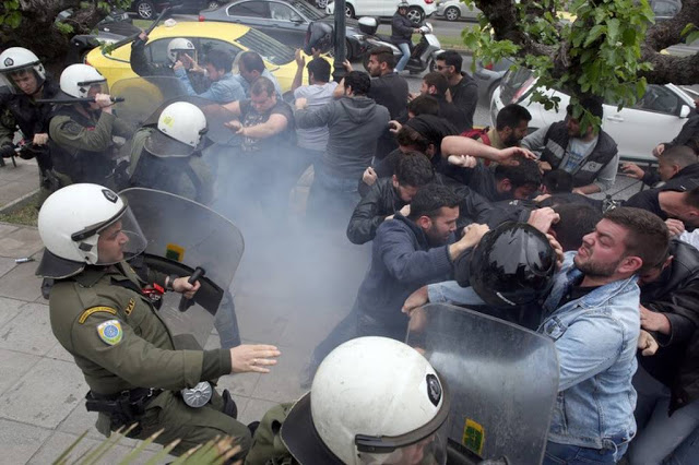 Επεισόδια στο κέντρο της Αθήνας κατά τη διάρκεια του αντιπολεμικού συλλαλητηρίου - Φωτογραφία 4