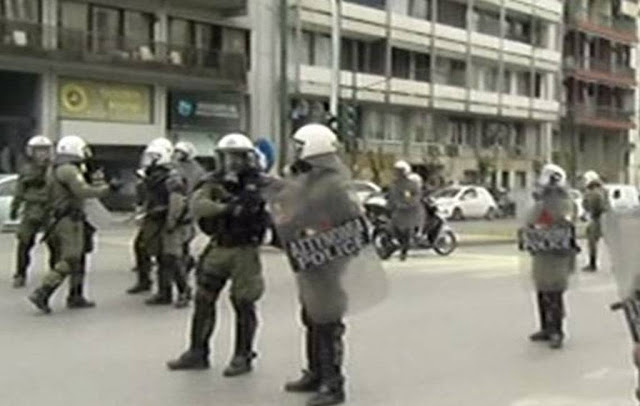Επεισόδια στο κέντρο της Αθήνας κατά τη διάρκεια του αντιπολεμικού συλλαλητηρίου - Φωτογραφία 5