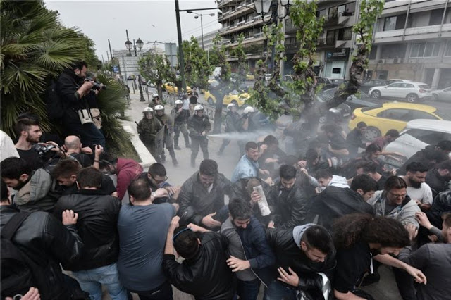 Σε συλλήψεις μετατράπηκαν οι προσαγωγές των διαδηλωτών του αντιπολεμικού συλλαλητηρίου - Φωτογραφία 1