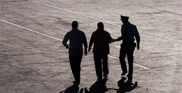 Αγρίνιο: Πατέρας, γιος και ακόμη ένας 24χρονος αποπειράθηκαν να κλέψουν μέταλλα από εγκαταλελειμμένο εργοστάσιο και συνελήφθησαν - Φωτογραφία 1