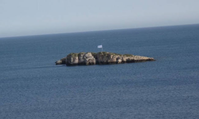 Βίντεο - ντοκουμέντο: Η ελληνική σημαία κυματίζει κανονικά στη βραχονησίδα Ανθρωποφάς - Φωτογραφία 1