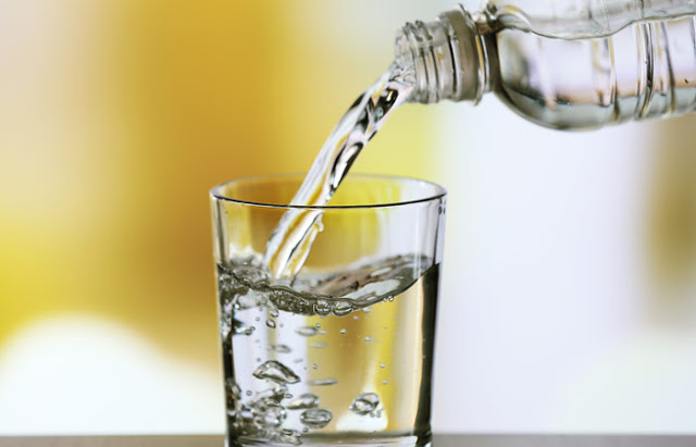 Μελέτη εξηγεί γιατί το αλκοόλ μας προκαλεί δίψα - Φωτογραφία 1