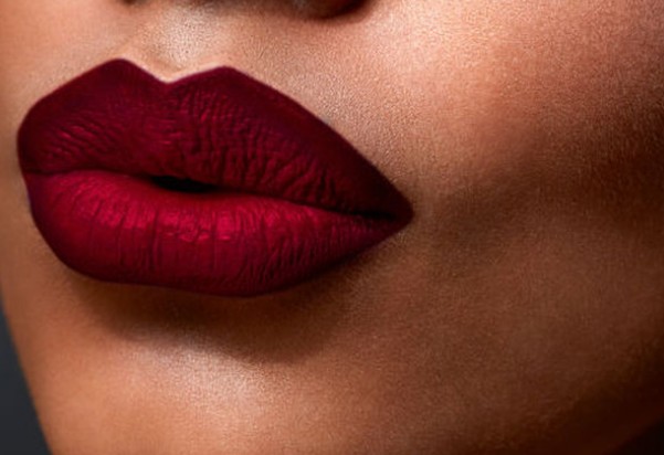 Με αυτά τα 3 απλά βήματα θα μετατρέψεις το lipstick κραγιόν σου σε matte - Φωτογραφία 1
