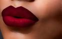 Με αυτά τα 3 απλά βήματα θα μετατρέψεις το lipstick κραγιόν σου σε matte - Φωτογραφία 1