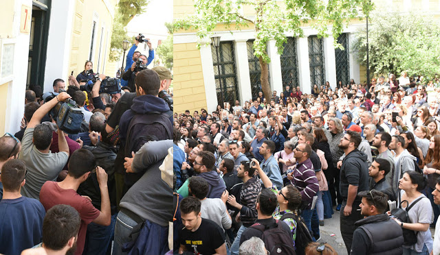 Οργή λαού στα Δικαστήρια Ευελπίδων: Πέταξαν καφέδες και γιαούρτια στους αστυνομικούς για τους συλληφθέντες στο άγαλμα του Τρούμαν! (ΦΩΤΟ & ΒΙΝΤΕΟ) - Φωτογραφία 1