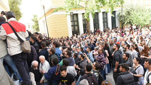 Οργή λαού στα Δικαστήρια Ευελπίδων: Πέταξαν καφέδες και γιαούρτια στους αστυνομικούς για τους συλληφθέντες στο άγαλμα του Τρούμαν! (ΦΩΤΟ & ΒΙΝΤΕΟ) - Φωτογραφία 2