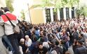 Οργή λαού στα Δικαστήρια Ευελπίδων: Πέταξαν καφέδες και γιαούρτια στους αστυνομικούς για τους συλληφθέντες στο άγαλμα του Τρούμαν! (ΦΩΤΟ & ΒΙΝΤΕΟ) - Φωτογραφία 2