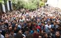 Οργή λαού στα Δικαστήρια Ευελπίδων: Πέταξαν καφέδες και γιαούρτια στους αστυνομικούς για τους συλληφθέντες στο άγαλμα του Τρούμαν! (ΦΩΤΟ & ΒΙΝΤΕΟ) - Φωτογραφία 3