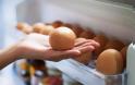 Προσοχή: Γιατί απαγορεύεται να βάζετε τα αυγά στις θήκες της πόρτας του ψυγείου!