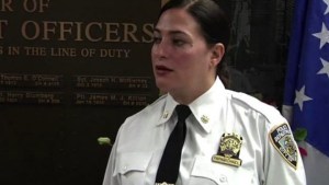 Όποια πέτρα και να σηκώσεις… Έλληνα θα βρεις – Χανιώτισσα διοικητής αστυνομικού τμήματος στη Νέα Υόρκη (βίντεο) - Φωτογραφία 1
