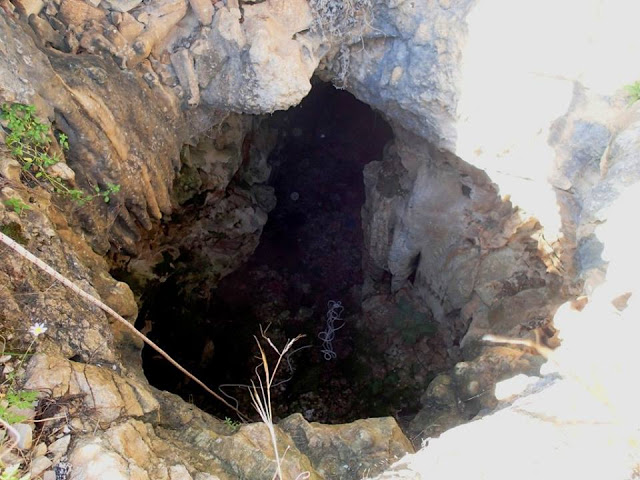 Ανατριχιαστικά ευρήματα μαγείας σε σπήλαιο -βάραθρο στο Πετροχώρι Θέρμου (ΦΩΤΟ) - Φωτογραφία 14
