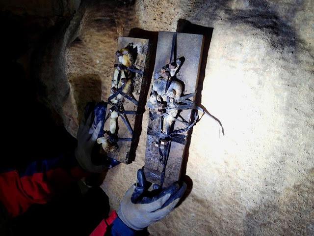 Ανατριχιαστικά ευρήματα μαγείας σε σπήλαιο -βάραθρο στο Πετροχώρι Θέρμου (ΦΩΤΟ) - Φωτογραφία 5