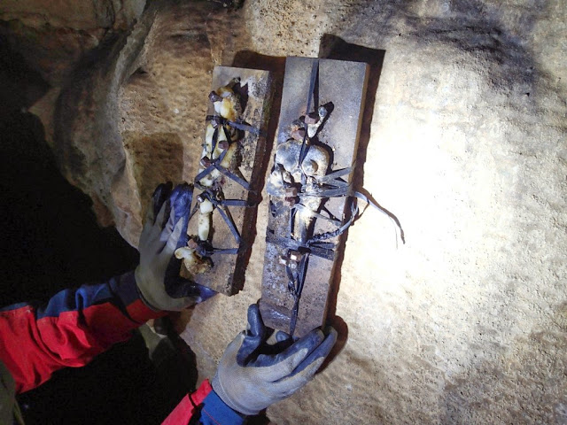 Ανατριχιαστικά ευρήματα μαγείας σε σπήλαιο -βάραθρο στο Πετροχώρι Θέρμου (ΦΩΤΟ) - Φωτογραφία 9