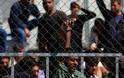 Spiegel:  «Εμπόριο με προσφυγικά έγγραφα στην Ελλάδα»