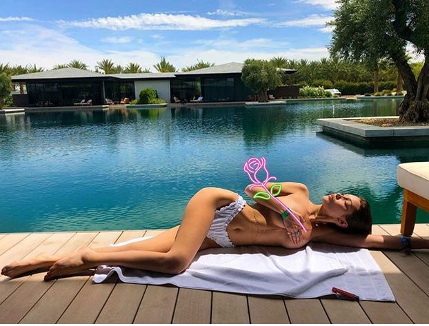 Bella Hadid: Ποζάρει topless και απαντάει στις φήμες που την θέλουν και πάλι ζευγάρι με τον The Weeknd - Φωτογραφία 2