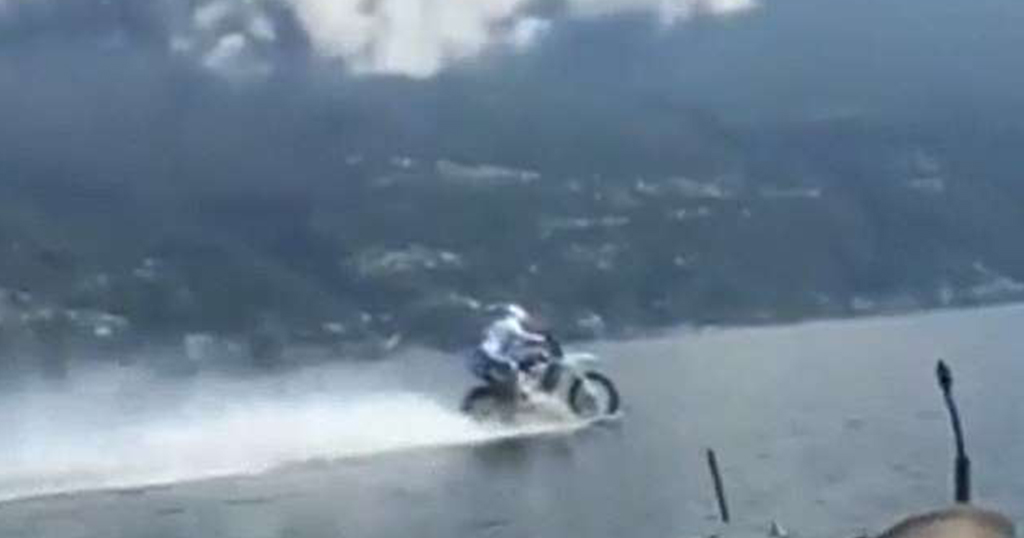 Μεγάλος τυπάρας - Έκανε το απίστευτο: Μοτοσικλετιστής ρολάρει πάνω σε...λίμνη με μηχανή αψηφώντας την βαρύτητα - Φωτογραφία 1