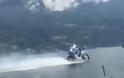 Μεγάλος τυπάρας - Έκανε το απίστευτο: Μοτοσικλετιστής ρολάρει πάνω σε...λίμνη με μηχανή αψηφώντας την βαρύτητα