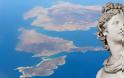 To λαμπρό ιερό του Απόλλωνα στο ακατοίκητο σύμπλεγμα νησίδων νοτιοδυτικά της Αντιπάρου
