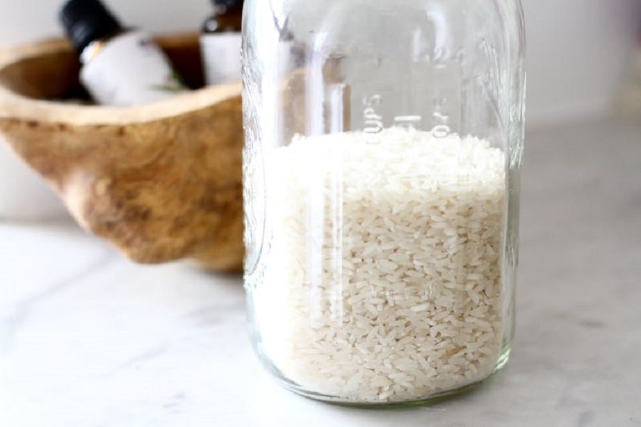 Να Γιατί Πρέπει να Βάλετε ένα Δοχείο με Ρύζι στην Ντουλάπα σας - Φωτογραφία 4