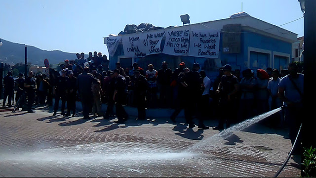 Μυτιλήνη: Ένταση με τους μετανάστες που έχουν καταλάβει την Πλατεία Σαπφούς - Φωτογραφία 1