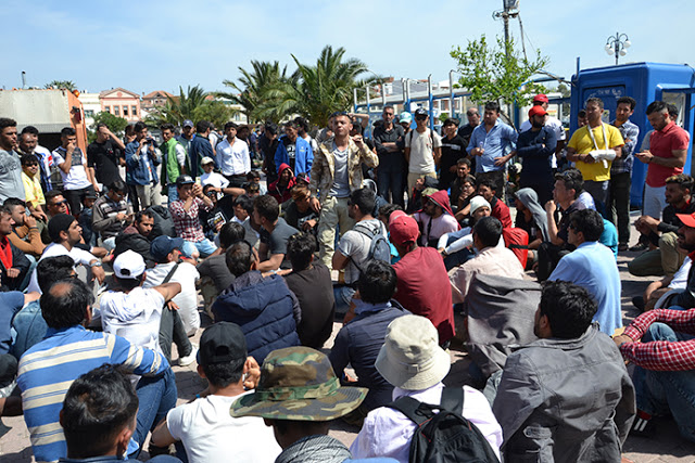 Μυτιλήνη: Ένταση με τους μετανάστες που έχουν καταλάβει την Πλατεία Σαπφούς - Φωτογραφία 2
