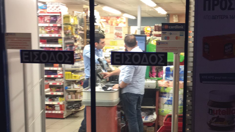 Νέα Φιλαδέλφεια: Ένοπλη ληστεία σε σούπερ μάρκετ - «Ξήλωσαν» δύο ταμεία - Φωτογραφία 1