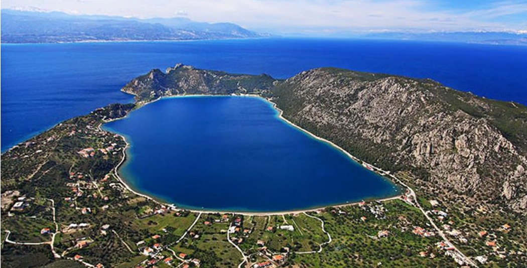 Θα τα...χάσετε! H μαγευτική λίμνη δίπλα στη θάλασσα που απέχει μόλις μία ώρα από την Αθήνα - Φωτογραφία 1