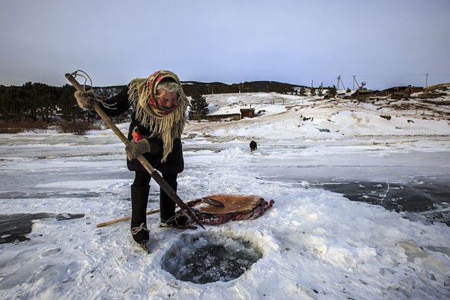 Συγκινητικό: 76χρονη στη Σιβηρία κάνει καθημερινά πατινάζ πάνω στο πάγο σε για να ταΐζει ζώα - Φωτογραφία 3
