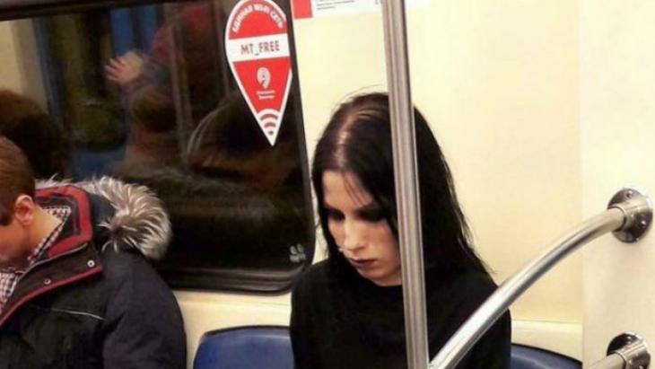 Αυτή η φωτογραφία μιας κοπέλας στο μετρό έσπασε όλα τα ρεκόρ σε likes - Φωτογραφία 1