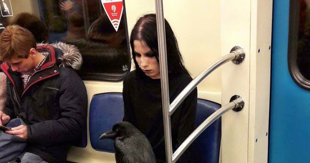 Αυτή η φωτογραφία μιας κοπέλας στο μετρό έσπασε όλα τα ρεκόρ σε likes - Φωτογραφία 2