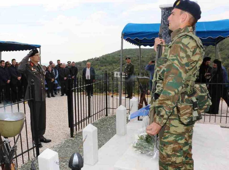 Ετήσιο Τρισάγιο και Κατάθεση Στεφάνου στη Μνήμη των Πεσόντων Αξιωματικών στο Σαραντάπορο Ελασσόνας (ΦΩΤΟ) - Φωτογραφία 1