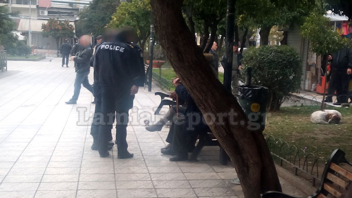 Λαμία: Συνέλαβαν 40χρονη που έκανε πιάτσα στην πλατεία Πάρκου - Φωτογραφία 2