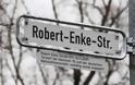 Η τραγική ιστορία του τερματοφύλακα Ρόμπερτ Ένκε που έβαλε τέρμα στη ζωή του όταν έπεσε στις γραμμές του τρένου - Φωτογραφία 5