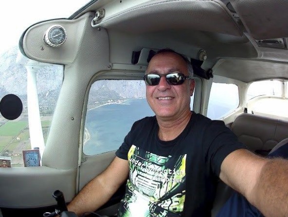 ΤΡΑΓΩΔΙΑ - Αυτός είναι ο απόστρατος σμήναρχος που έχασε τη ζωή του μετά την πτώση του αεροσκάφους στη Φωκίδα [photo] - Φωτογραφία 2
