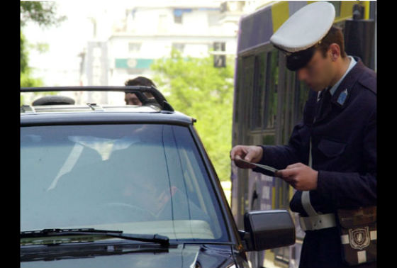 Αστυνομικός της Τροχαίας σε οδηγό: «Θα σου πω εγώ τώρα! 1.000 ευρώ πρόστιμο και αφαίρεση πινακίδων, να πρόσεχες...» (ΒΙΝΤΕΟ) - Φωτογραφία 1