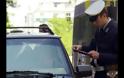 Αστυνομικός της Τροχαίας σε οδηγό: «Θα σου πω εγώ τώρα! 1.000 ευρώ πρόστιμο και αφαίρεση πινακίδων, να πρόσεχες...» (ΒΙΝΤΕΟ)