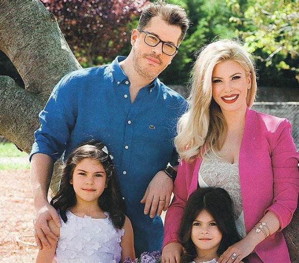 Χάρης Βαρθακούρης: Δείτε την οικογενειακή φωτογραφία με τη σύζυγο και τις κούκλες κόρες του - Φωτογραφία 2