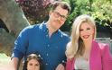 Χάρης Βαρθακούρης: Δείτε την οικογενειακή φωτογραφία με τη σύζυγο και τις κούκλες κόρες του - Φωτογραφία 2