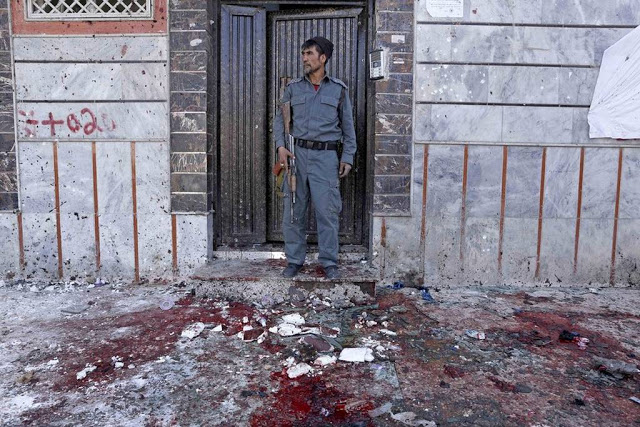 Μακελειό στην Καμπούλ: Επίθεση αυτοκτονίας σε κέντρο καταγραφής ψηφοφόρων - Φωτογραφία 2