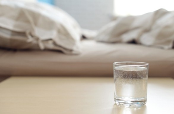Μην πίνετε νερό από το ποτήρι που έχετε δίπλα σας τη νύχτα – Δείτε γιατί [video] - Φωτογραφία 1