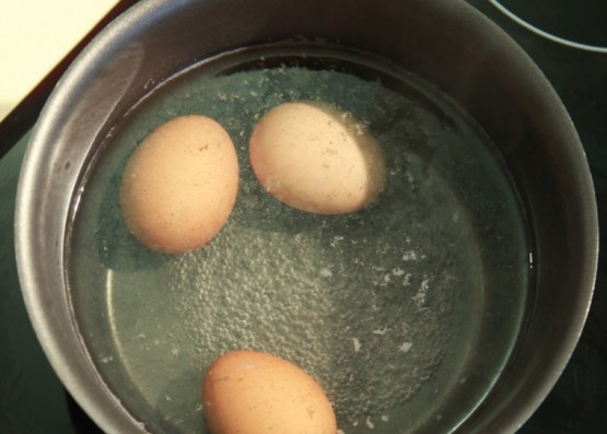 Τι πρέπει να κάνουμε για να μην σπάνε τα αυγά όταν βράζουν - Φωτογραφία 1