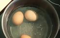 Τι πρέπει να κάνουμε για να μην σπάνε τα αυγά όταν βράζουν