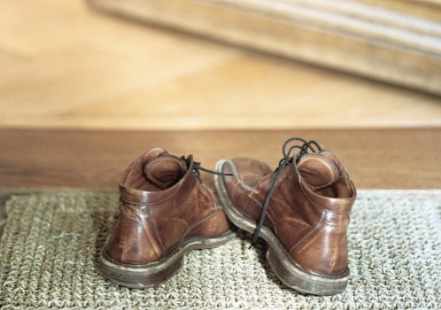 Τρεις βασικοί λόγοι για να μην φοράτε παπούτσια μέσα στο σπίτι - Φωτογραφία 1