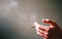 Κάπνισμα: Πώς βγαίνουν οι λεκέδες στα δάχτυλα από το τσιγάρο