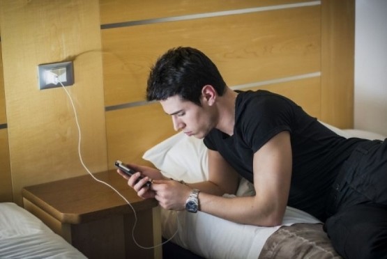 Πώς επηρεάζει τον ύπνο το κινητό δίπλα στο κρεβάτι - Φωτογραφία 1
