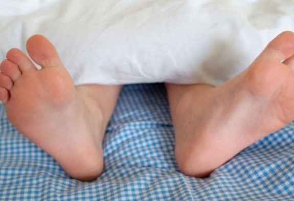 Ύπνος: Το “κόλπο” με τα πόδια σας για να κοιμηθείτε πιο εύκολα! [video] - Φωτογραφία 1