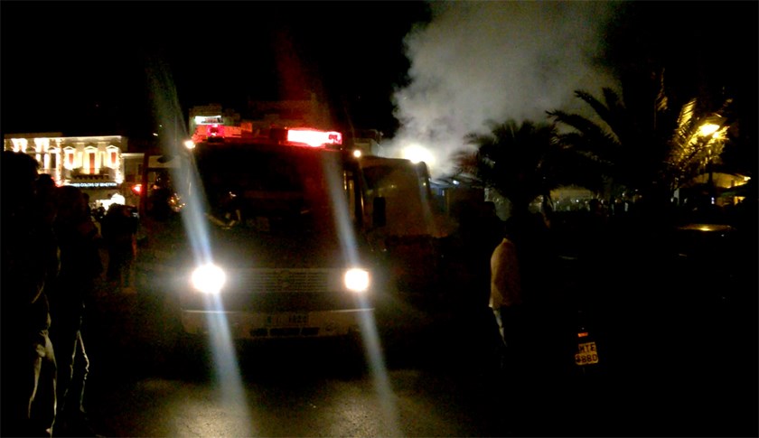 Στις φλόγες η Μυτιλήνη - Πόλεμος κατοίκων-ΜΑΤ για τους καταληψίες μετανάστες - ΦΩΤΟ - Φωτογραφία 4